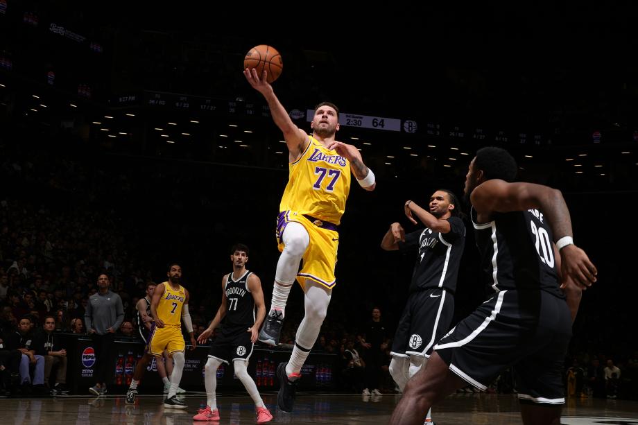 詹姆斯和东契奇合砍49分 里夫斯复出湖人客场轻取篮网