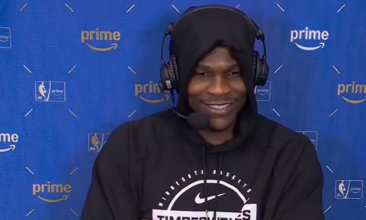 被韦德打趣偷学欧洲步&amp;挂挡拆！华子：你年纪轻轻就夺冠 我得看齐