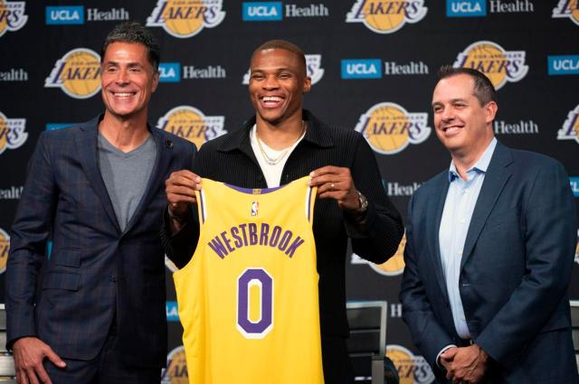 开云下载-荣归故里韦少笑逐颜开，新赛季他要“边走边看”